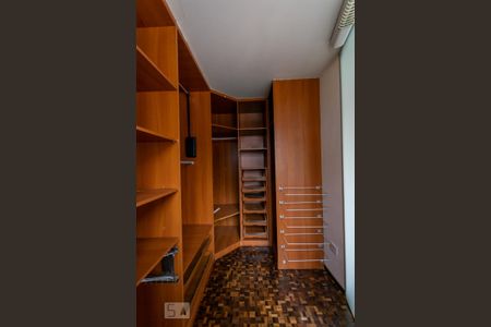 Casa de condomínio à venda com 138m², 3 quartos e 2 vagas Casa de condomínio à venda com 138m², 3 quartos e 2 vagasCloset da suíte