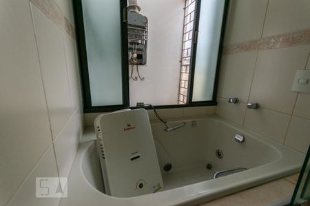Banheiro da Suíte de casa de condomínio à venda com 3 quartos, 138m² em Boqueirão, Curitiba