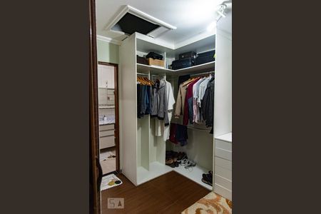 Casa à venda com 313m², 4 quartos e 8 vagasCloset da suíte
