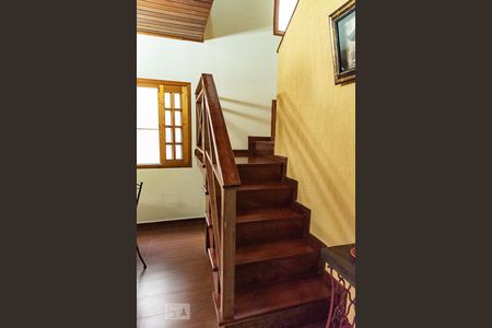 Casa à venda com 313m², 4 quartos e 8 vagasEscada