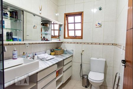 Casa à venda com 313m², 4 quartos e 8 vagasBanheiro da suíte