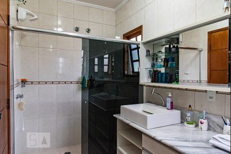 Casa à venda com 313m², 4 quartos e 8 vagasBanheiro da suíte