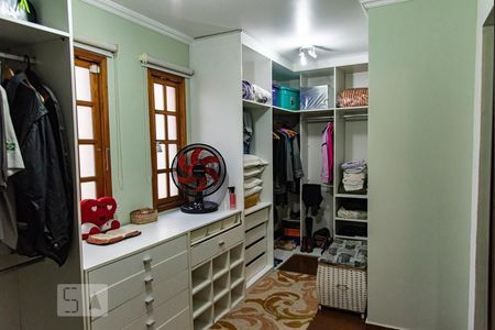 Casa à venda com 313m², 4 quartos e 8 vagasCloset da suíte