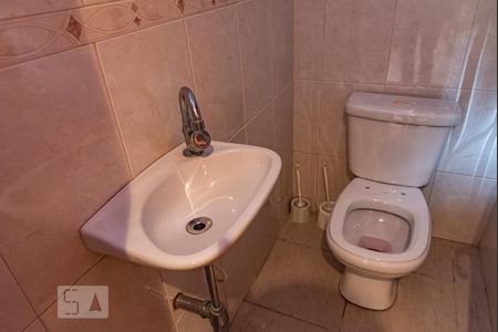 Casa à venda com 313m², 4 quartos e 8 vagasBanheiro do salão de festas