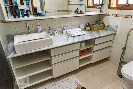 Casa à venda com 313m², 4 quartos e 8 vagasBanheiro da suíte
