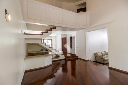 Sala de TV de casa de condomínio para alugar com 3 quartos, 310m² em Alphaville, Santana de Parnaíba