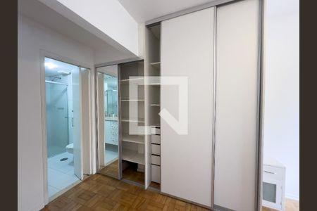 Suite, armário e banheiro  de apartamento para alugar com 3 quartos, 98m² em Vila Nova Conceição, São Paulo