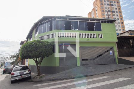 Casa à venda com 300m², 3 quartos e 2 vagas Casa à venda com 300m², 3 quartos e 2 vagasFachada