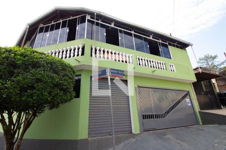 Casa à venda com 300m², 3 quartos e 2 vagas Casa à venda com 300m², 3 quartos e 2 vagasFachada