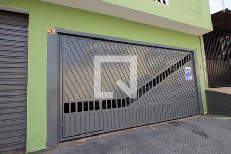 Casa à venda com 300m², 3 quartos e 2 vagas Casa à venda com 300m², 3 quartos e 2 vagasFachada