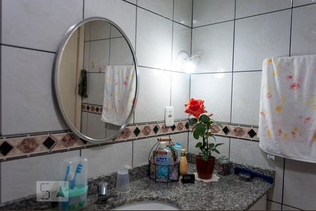 Banheiro de apartamento à venda com 3 quartos, 75m² em Cristal, Porto Alegre