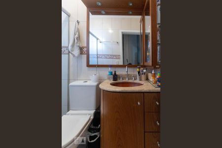 Casa de condomínio à venda com 250m², 4 quartos e 2 vagas Casa de condomínio à venda com 250m², 4 quartos e 2 vagasBanheiro 1