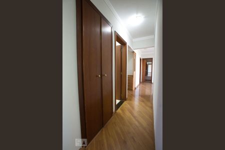 Apartamento para alugar com 202m², 4 quartos e 3 vagasCorredor com armários