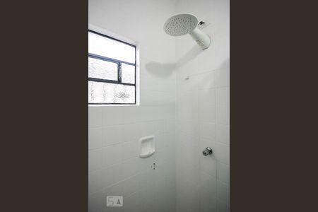 Casa à venda com 240m², 3 quartos e 2 vagasChuveiro da casa de fundos