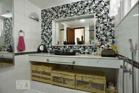 Casa à venda com 444m², 5 quartos e 4 vagasBanheiro Social