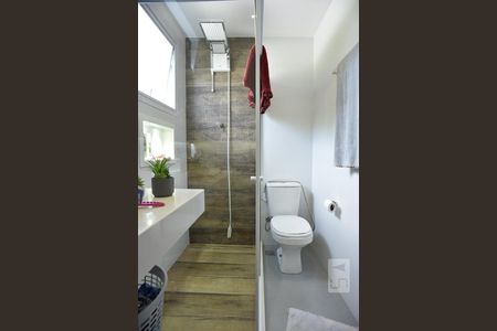 Casa à venda com 444m², 5 quartos e 4 vagasBanheiro Suíte da Casa de Hospede