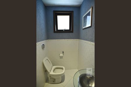 Casa à venda com 444m², 5 quartos e 4 vagasLavabo da Casa de Hospede