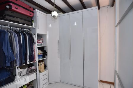 Casa à venda com 444m², 5 quartos e 4 vagasCloset Suíte da Casa de Hospede