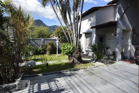 Casa à venda com 444m², 5 quartos e 4 vagasJardim da Frente da Casa