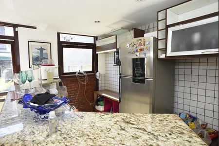 Casa à venda com 444m², 5 quartos e 4 vagasCozinha da Casa de Hospede