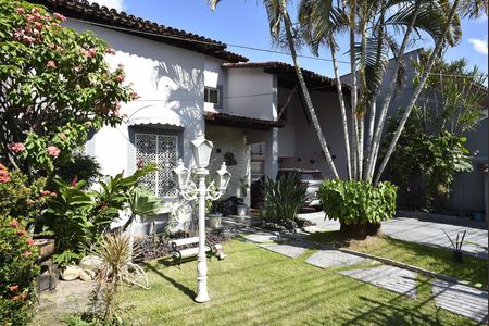Casa à venda com 444m², 5 quartos e 4 vagasJardim da Frente da Casa