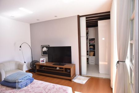 Casa à venda com 444m², 5 quartos e 4 vagasSuíte da Casa de Hospede