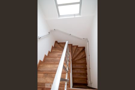 Casa à venda com 190m², 5 quartos e 3 vagas Casa à venda com 190m², 5 quartos e 3 vagasEscada