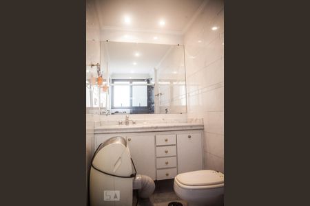 Apartamento à venda com 263m², 4 quartos e 4 vagas Apartamento à venda com 263m², 4 quartos e 4 vagasBanheiro da Suíte 2