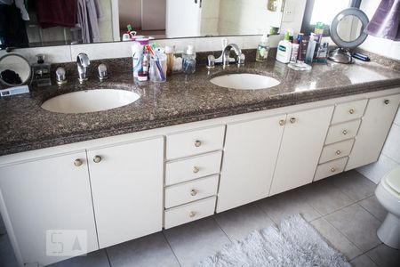 Apartamento à venda com 263m², 4 quartos e 4 vagas Apartamento à venda com 263m², 4 quartos e 4 vagasDetalhe do banheiro