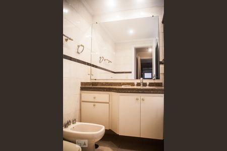 Apartamento à venda com 263m², 4 quartos e 4 vagas Apartamento à venda com 263m², 4 quartos e 4 vagasBanheiro da Suíte 3