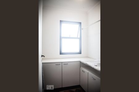 Apartamento à venda com 263m², 4 quartos e 4 vagas Apartamento à venda com 263m², 4 quartos e 4 vagasQuarto de Serviço