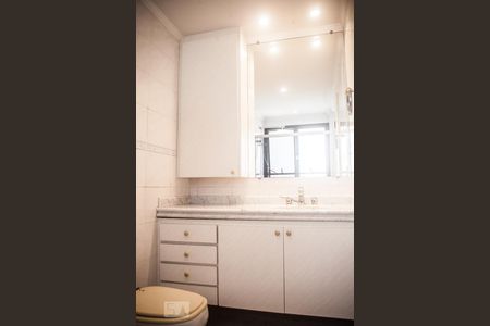 Apartamento à venda com 263m², 4 quartos e 4 vagas Apartamento à venda com 263m², 4 quartos e 4 vagasBanheiro do escritório