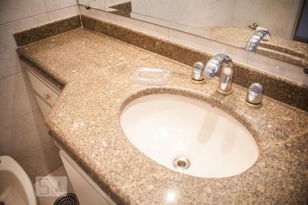 Apartamento à venda com 263m², 4 quartos e 4 vagas Apartamento à venda com 263m², 4 quartos e 4 vagasBanheiro - Torneira