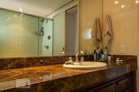 Apartamento à venda com 280m², 4 quartos e 3 vagasBanheiro da Suíte 1