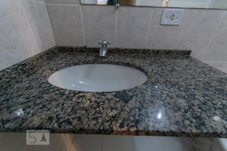 Banheiro da Suíte de apartamento para alugar com 2 quartos, 47m² em Novo Mundo, Curitiba