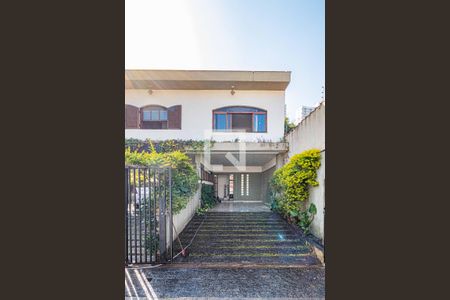 Casa à venda com 250m², 3 quartos e 6 vagas Casa à venda com 250m², 3 quartos e 6 vagasFachada