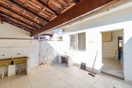 Casa à venda com 250m², 3 quartos e 6 vagas Casa à venda com 250m², 3 quartos e 6 vagasQuintal/Lavanderia