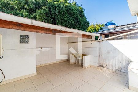 Casa à venda com 250m², 3 quartos e 6 vagas Casa à venda com 250m², 3 quartos e 6 vagasQuintal/Lavanderia