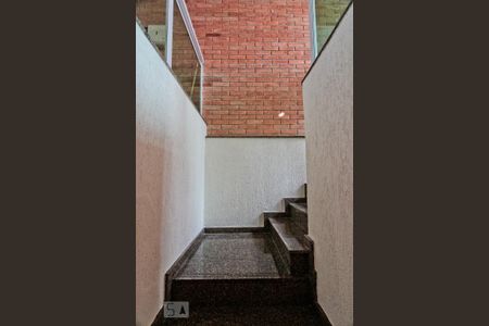 Casa à venda com 240m², 3 quartos e 3 vagas Casa à venda com 240m², 3 quartos e 3 vagasEscada