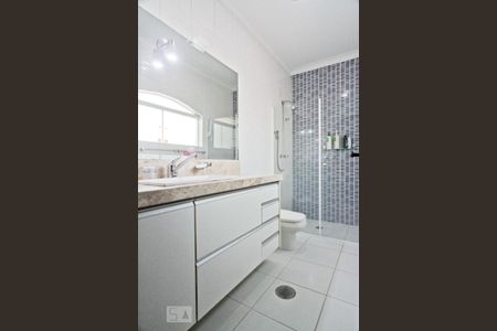 Casa à venda com 240m², 3 quartos e 3 vagasBanheiro da Suíte