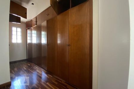 Casa à venda com 411m², 4 quartos e 2 vagasSuíte 1 - Closet