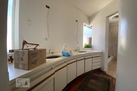 Casa à venda com 411m², 4 quartos e 2 vagasBanheiro da Suíte 1