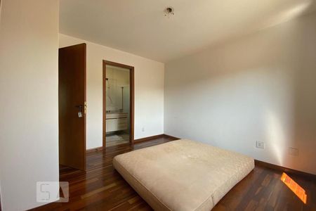 Casa à venda com 411m², 4 quartos e 2 vagasSuíte 2