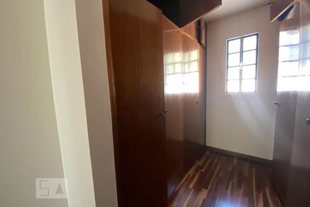 Casa à venda com 411m², 4 quartos e 2 vagasSuíte 1 - Closet