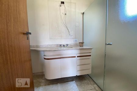 Casa à venda com 411m², 4 quartos e 2 vagasBanheiro da Suíte 2