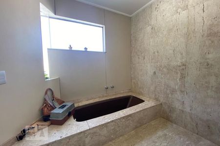 Casa à venda com 411m², 4 quartos e 2 vagasBanheira