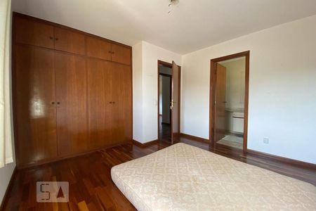 Casa à venda com 411m², 4 quartos e 2 vagasSuíte 2