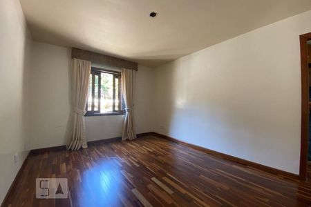 Casa à venda com 411m², 4 quartos e 2 vagasSuíte 1
