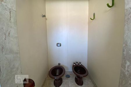 Casa à venda com 411m², 4 quartos e 2 vagasBanheiro da Suíte 1