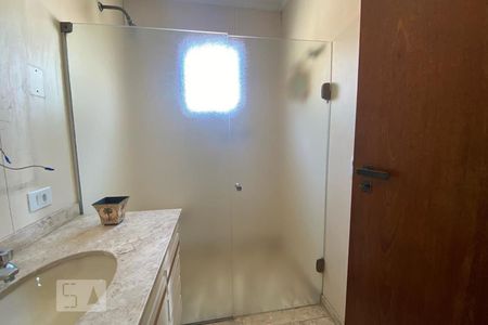 Casa à venda com 411m², 4 quartos e 2 vagasBanheiro da Suíte 2